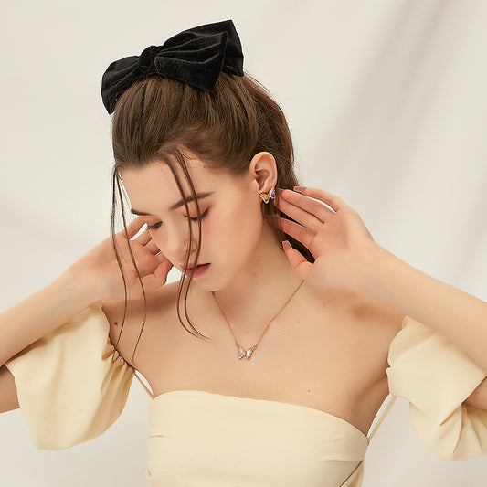 ガラス蝶ネックレス