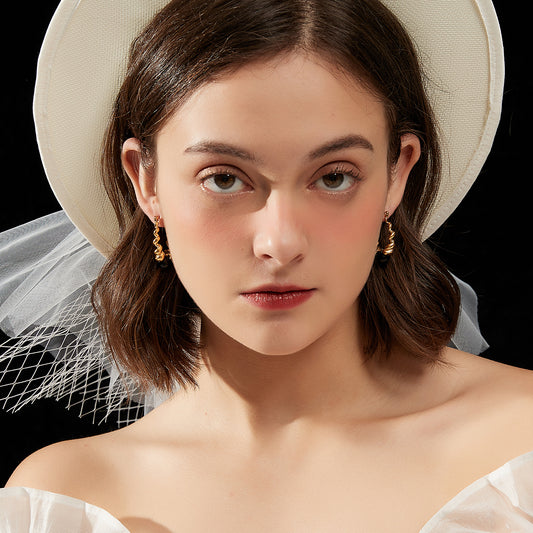 ねじれ黒レジンイヤリング