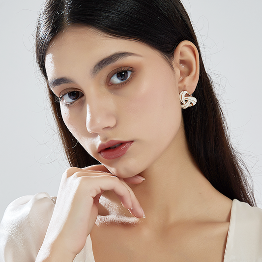 白エナメル幾何镂空耳夹