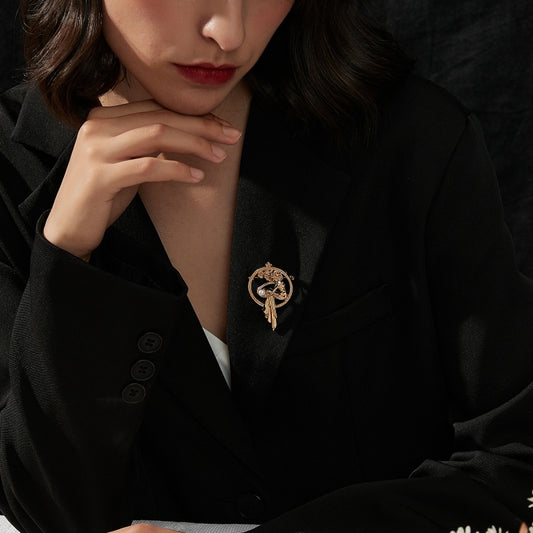 女性像円形琺瑯ブローチ