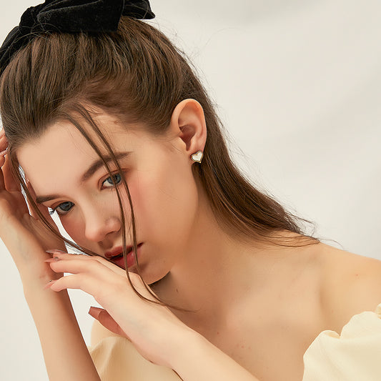 白貝ハートピアス