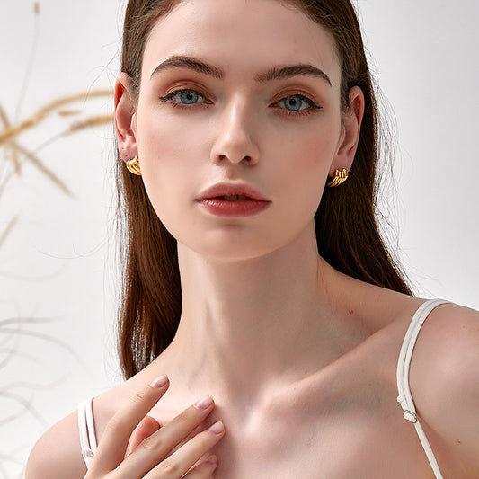 小さなバナナ型ピアス