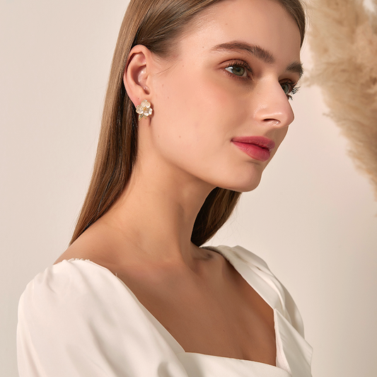 白い花ジルコンピアス