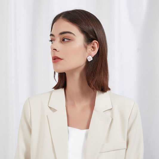 白フレームピンクジルコニアピアス