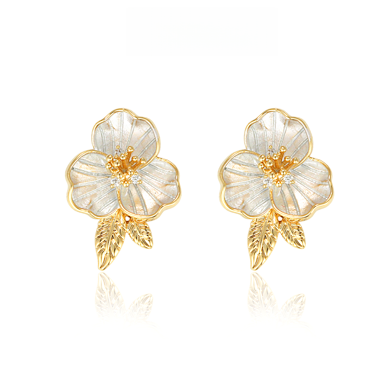 白い花ジルコンピアス
