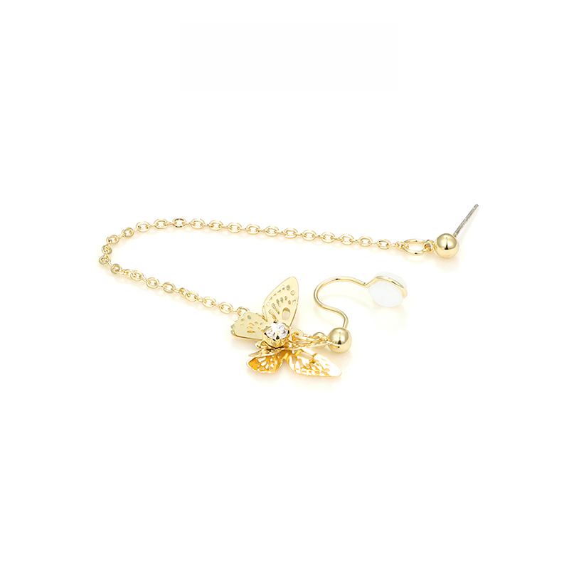 蝶モチーフゴールドピアス