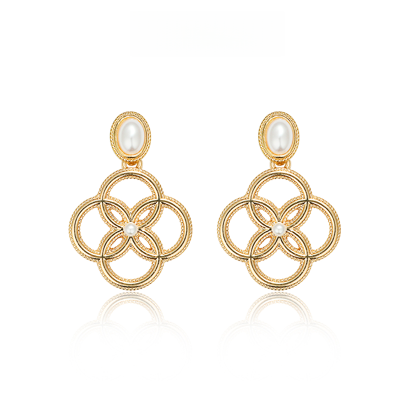 欧米風镂空真珠耳饰
