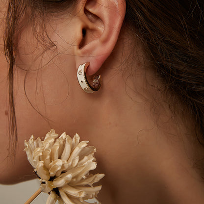 C 型小花ピアス